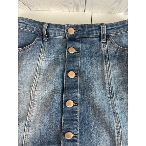 Refuge Womans Blue Denim Faded 6-Front Button Pocket Mini Skirt Size 8 - Picture 3 of 8